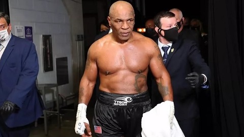 Mike Tyson khoe cơ bắp ở tuổi 57